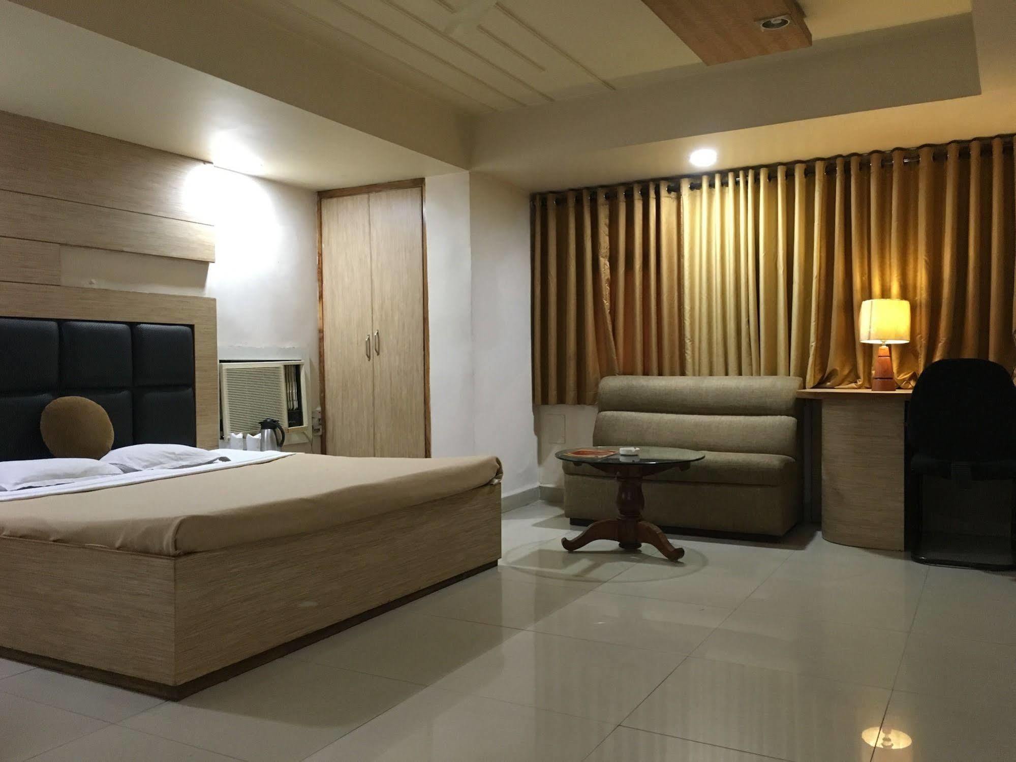 Hotel Grand Arjun Rāipur Esterno foto